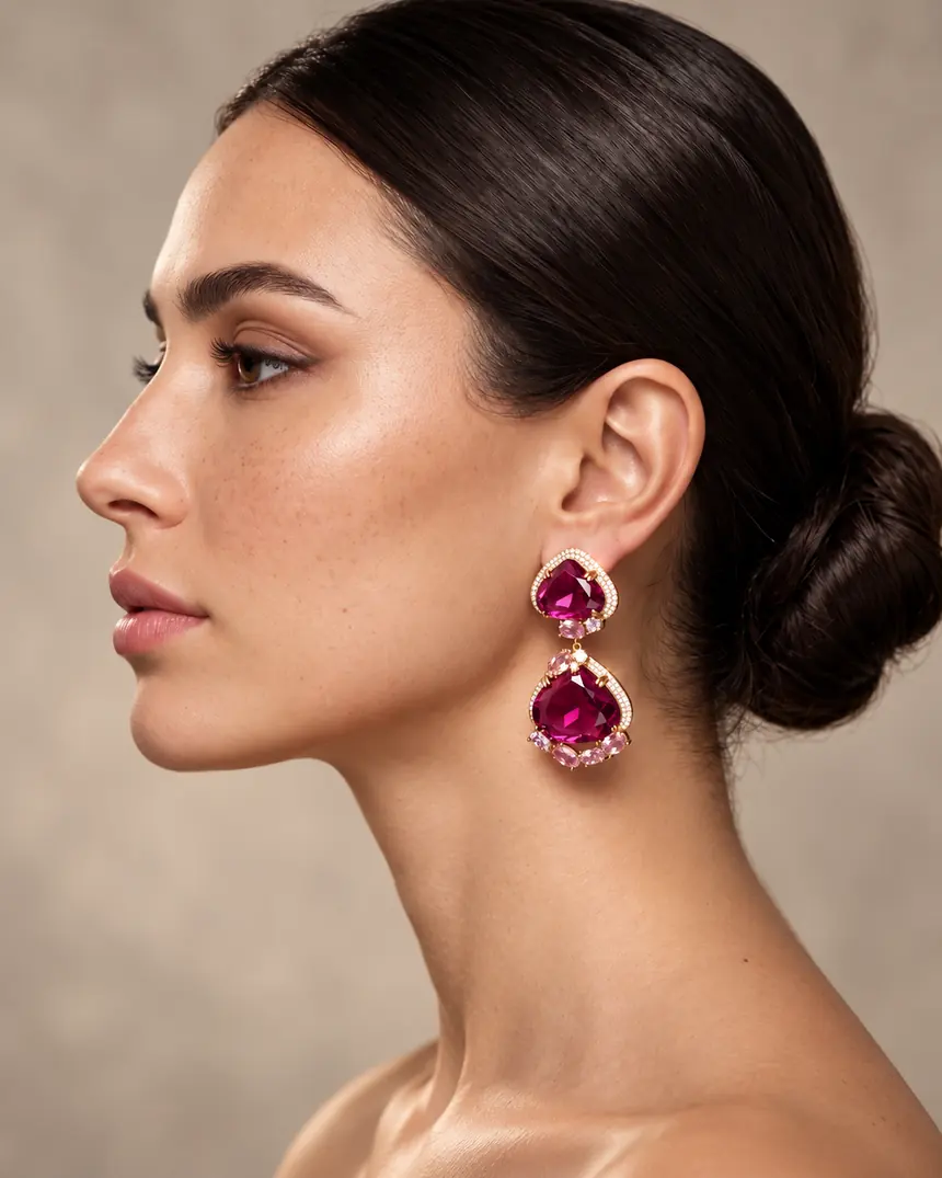 Modelo de perfil com brincos duplos cor turmalina rosa